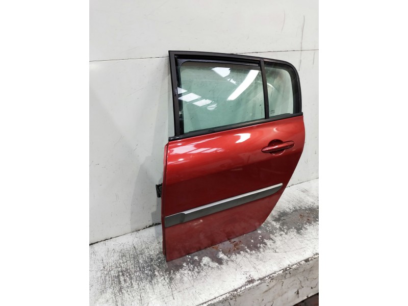 Recambio de puerta trasera izquierda para renault megane ii berlina 5p referencia OEM IAM   
