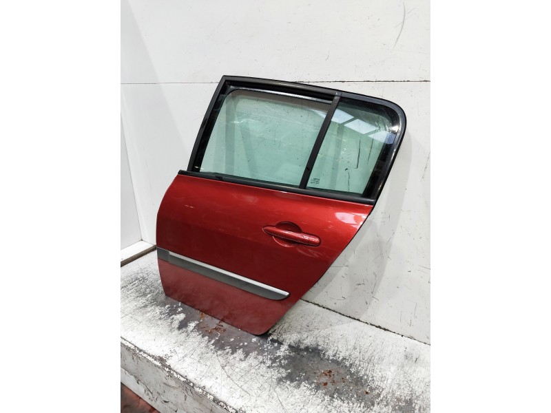 Recambio de puerta trasera izquierda para renault megane ii berlina 5p referencia OEM IAM   