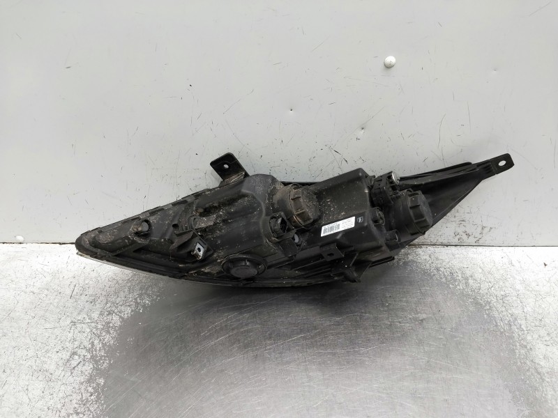Recambio de faro derecho para kia sportage referencia OEM IAM 921023U250  