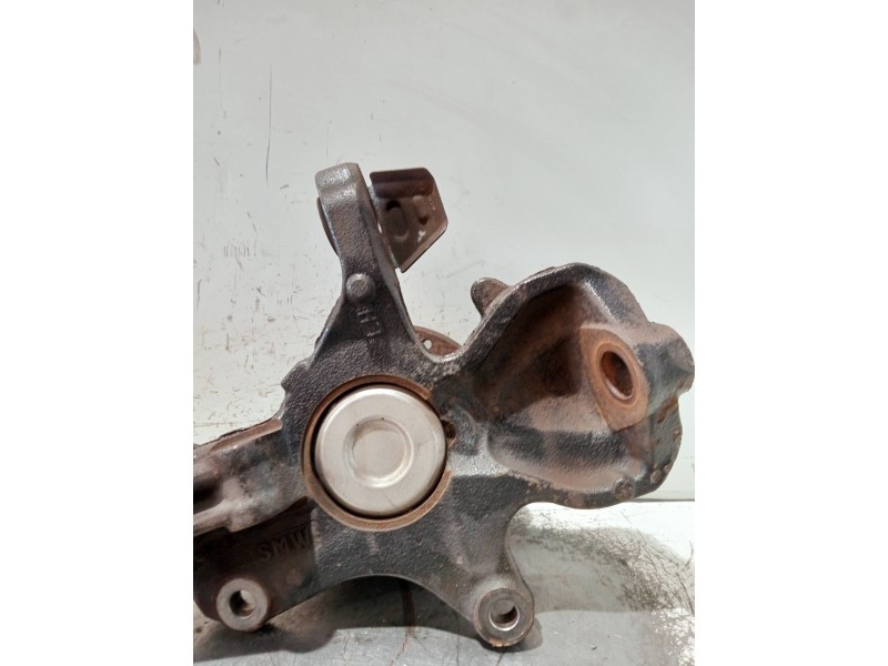 Recambio de mangueta delantera izquierda para mercedes sprinterii caja cerrada (desde 01.06) referencia OEM IAM A906332  