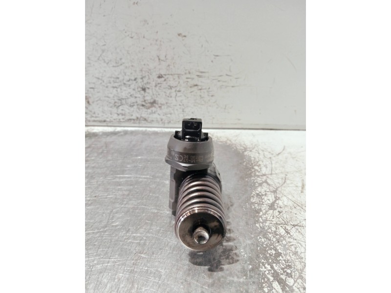 Recambio de inyector para volkswagen caddy ka/kb (2k) referencia OEM IAM 038130073BN 0414720313 BOSCH