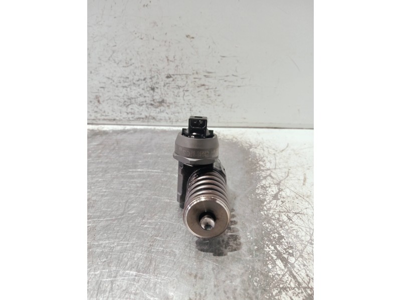 Recambio de inyector para volkswagen caddy ka/kb (2k) referencia OEM IAM 038130073BN 0414720313 BOSCH
