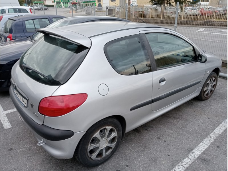 peugeot 206 berlina del año 2000