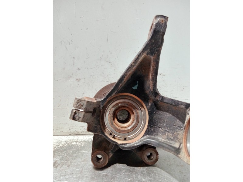 Recambio de mangueta delantera izquierda para peugeot 205 berlina 1.4 plus referencia OEM IAM   