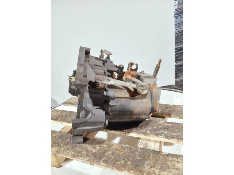 Recambio de caja cambios para peugeot 205 berlina 1.4 plus referencia OEM IAM 2CB21 010158 5V