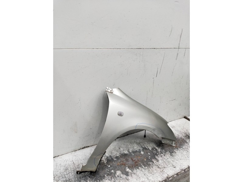 Recambio de aleta delantera derecha para toyota corolla (e12) 2.0 d-4d sol berlina referencia OEM IAM   