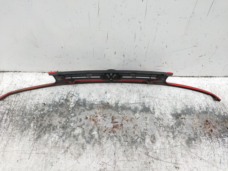 Recambio de rejilla delantera para volkswagen polo berlina (6n1) referencia OEM IAM  OJO VER FOTOS PATILLA ROTA