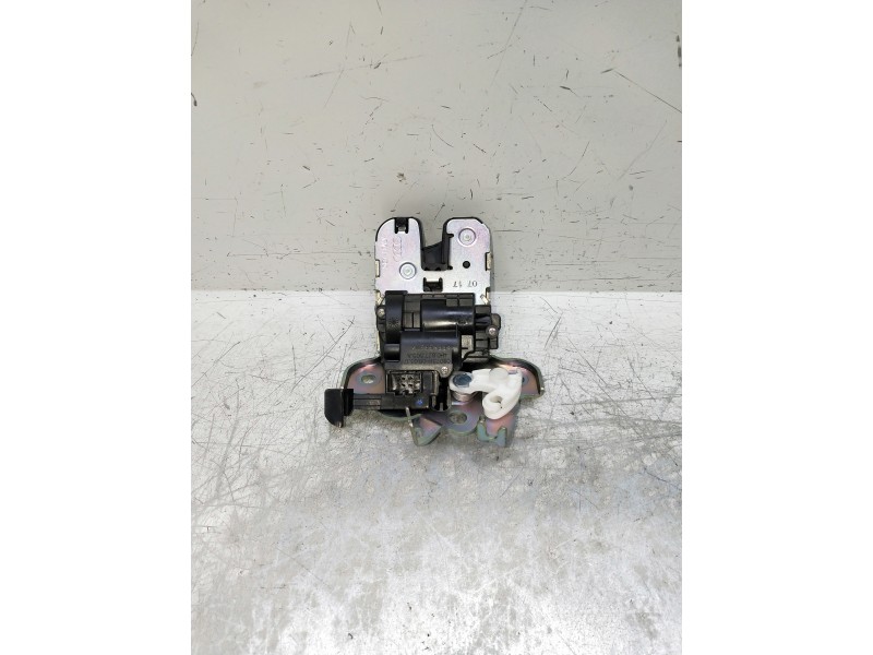 Recambio de motor cierre centralizado porton para audi a3 sedán (8vm) referencia OEM IAM 4H0827505A  5P