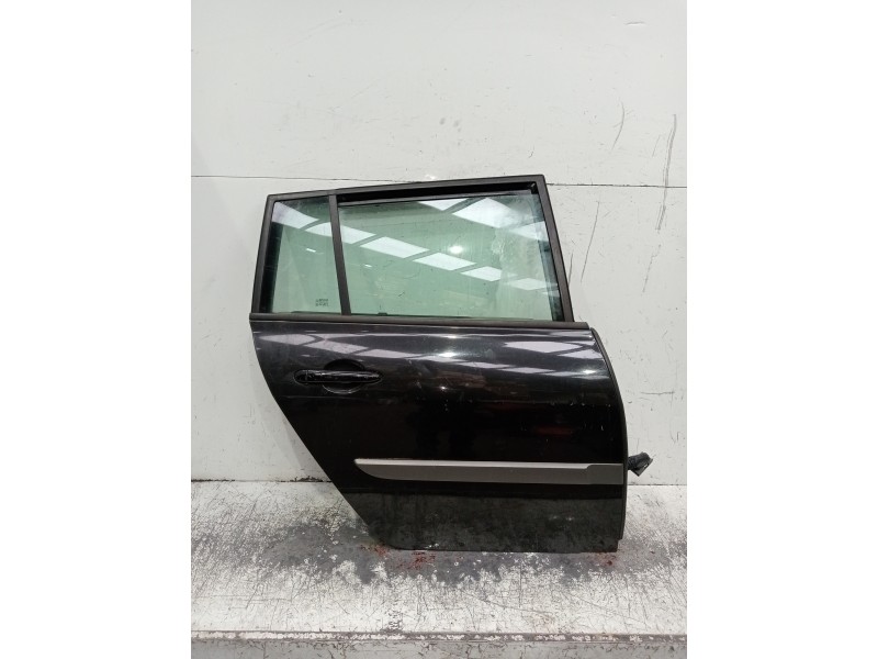 Recambio de puerta trasera derecha para renault megane ii familiar referencia OEM IAM   