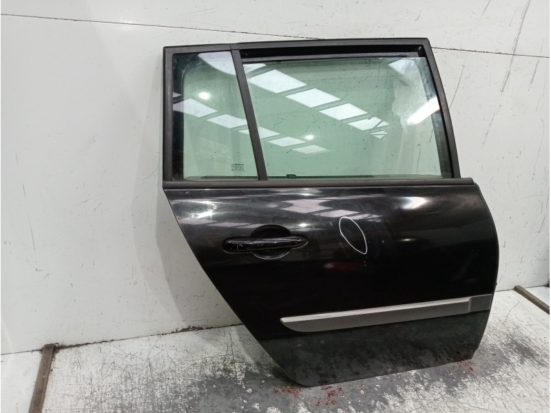 Recambio de puerta trasera derecha para renault megane ii familiar referencia OEM IAM   