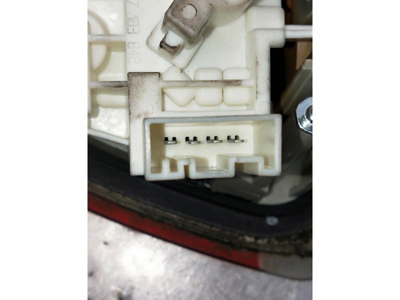 Recambio de piloto trasero derecho interior para bmw serie 3 berlina (e90) referencia OEM IAM 6937460  PORTA LÁMPARAS ROTO