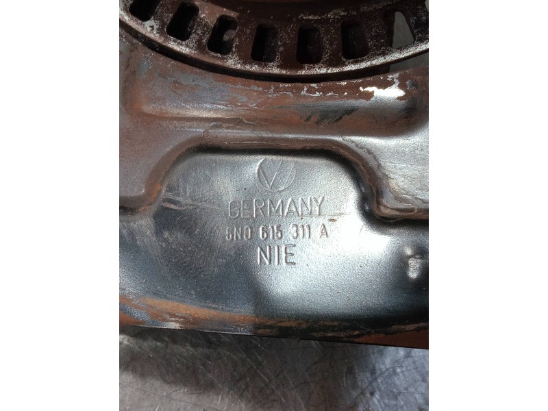 Recambio de mangueta delantera izquierda para volkswagen polo berlina (6n1) referencia OEM IAM 6N0615311A  