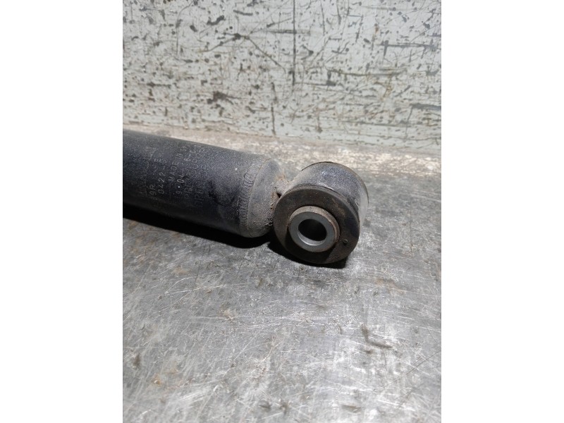 Recambio de amortiguador trasero derecho para renault zoe referencia OEM IAM 562108289R  