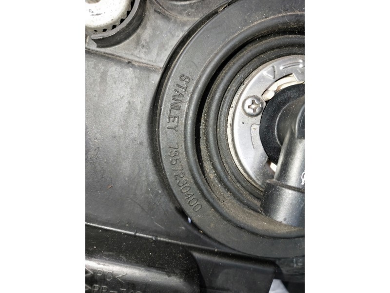 Recambio de faro derecho para toyota corolla verso (r1) referencia OEM IAM 7357230400  