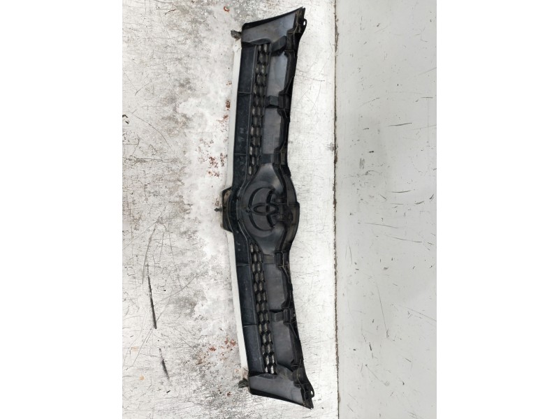 Recambio de rejilla delantera para toyota corolla verso (r1) referencia OEM IAM 531110F020  