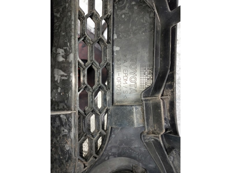 Recambio de rejilla delantera para toyota corolla verso (r1) referencia OEM IAM 531110F020  