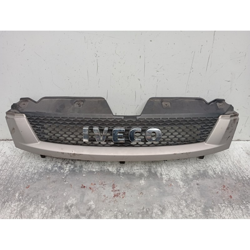 Recambio de rejilla delantera para iveco daily caja cerrada (1999 =>) referencia OEM IAM 5801255792  