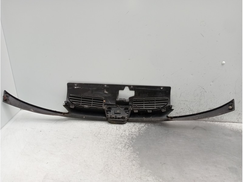 Recambio de rejilla delantera para peugeot 206 berlina referencia OEM IAM 9628691277  