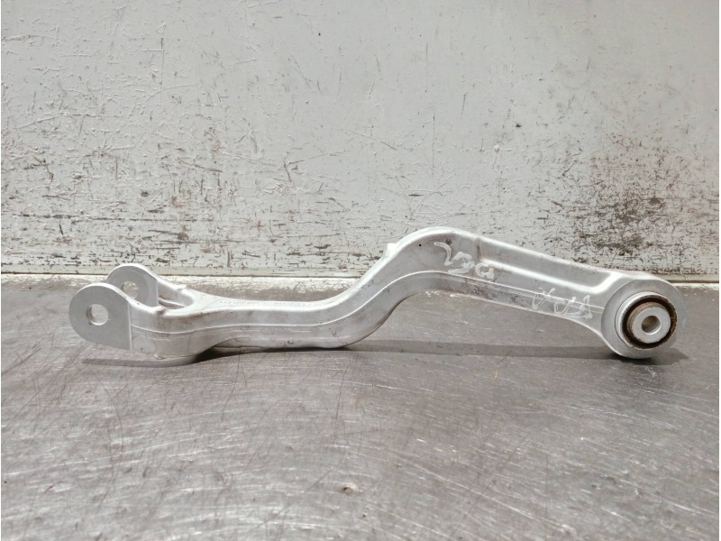 Recambio de brazo suspension superior trasero derecho para mercedes clase c (w206) c 220 d referencia OEM IAM A2063520500  