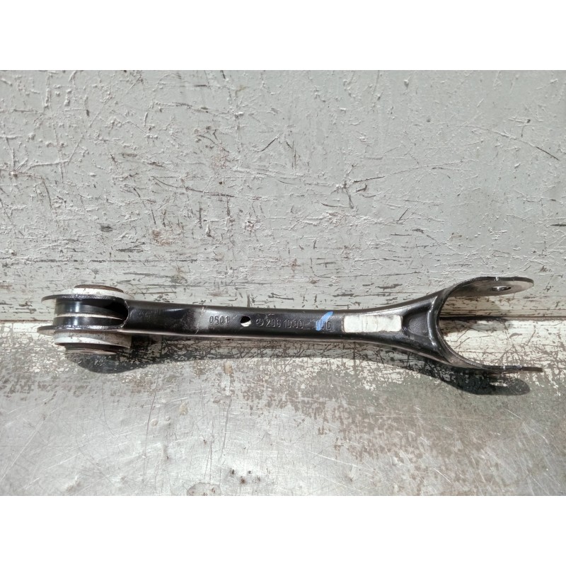 Recambio de brazo suspension superior trasero izquierdo para mercedes clase c (w206) c 220 d referencia OEM IAM A2061000  