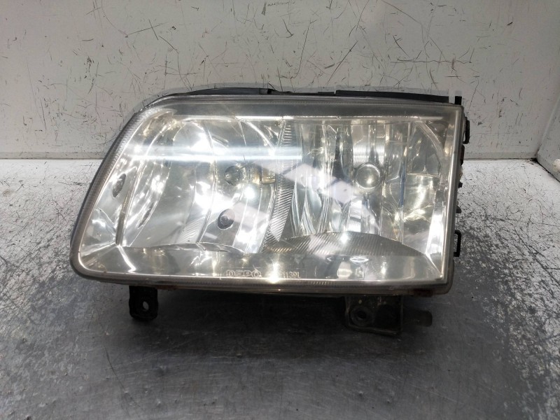Recambio de faro izquierdo para volkswagen polo berlina (6n2) referencia OEM IAM 084411139L  