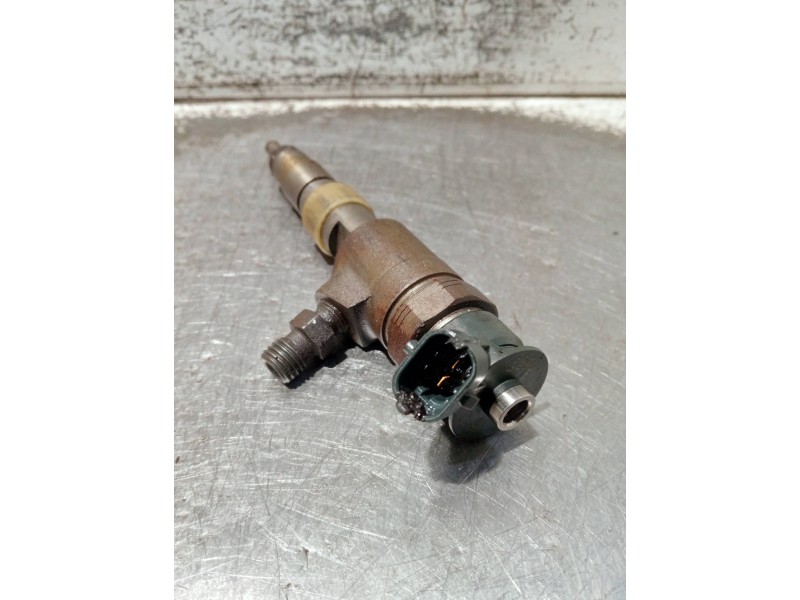 Recambio de inyector para peugeot partner kasten referencia OEM IAM 137227 0445110739 BOSCH
