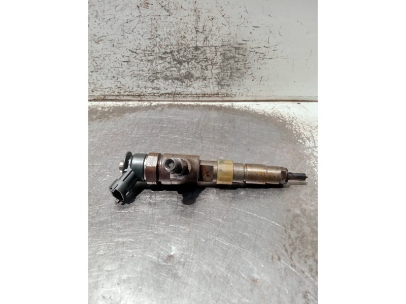 Recambio de inyector para peugeot partner kasten referencia OEM IAM 137227 0445110739 BOSCH