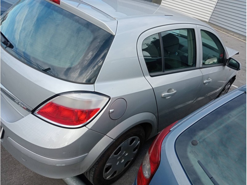 opel astra h berlina del año 2004