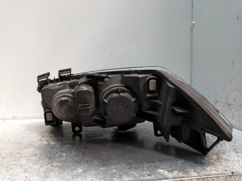 Recambio de faro derecho para renault megane ii berlina 5p referencia OEM IAM 7701064017  