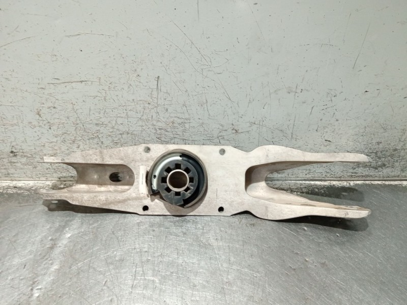 Recambio de brazo suspension inferior trasero izquierdo para mercedes-benz clase gla (bm 247) referencia OEM IAM A2473523700  