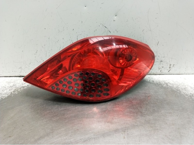 Recambio de piloto trasero derecho para peugeot 207 cc referencia OEM IAM 968017908000  