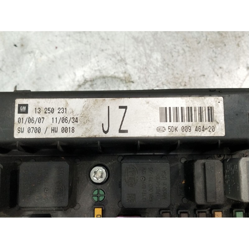 Recambio de caja reles / fusibles para opel astra gtc referencia OEM IAM 132502315dk00946420  