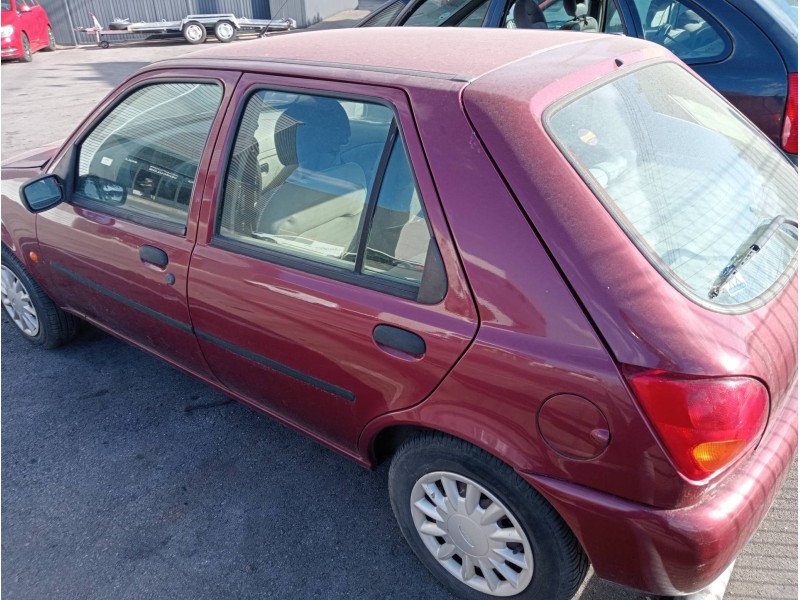 ford fiesta berlina del año 1998