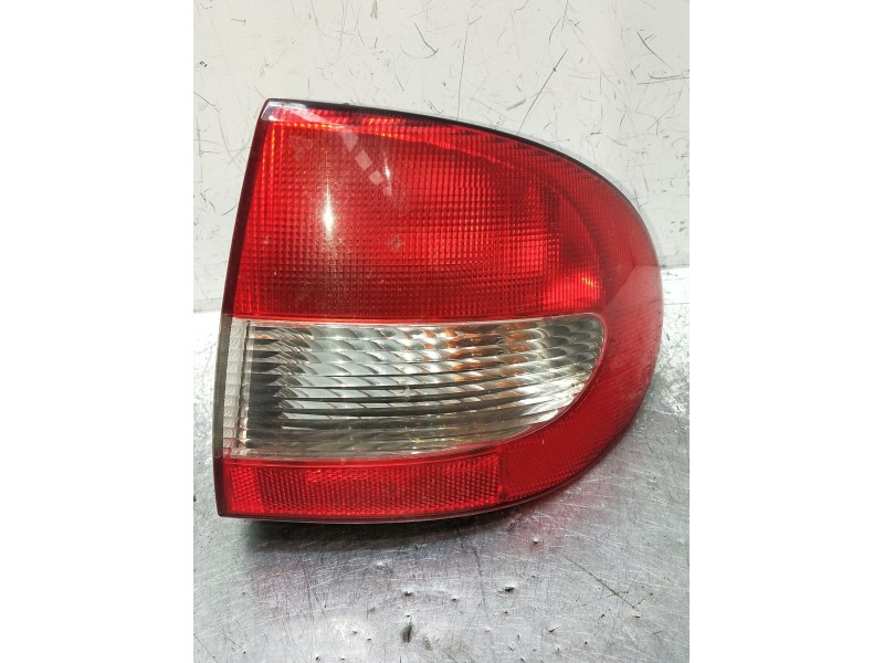 Recambio de piloto trasero derecho para renault megane i fase 2 classic (la..) referencia OEM IAM 7700428059  