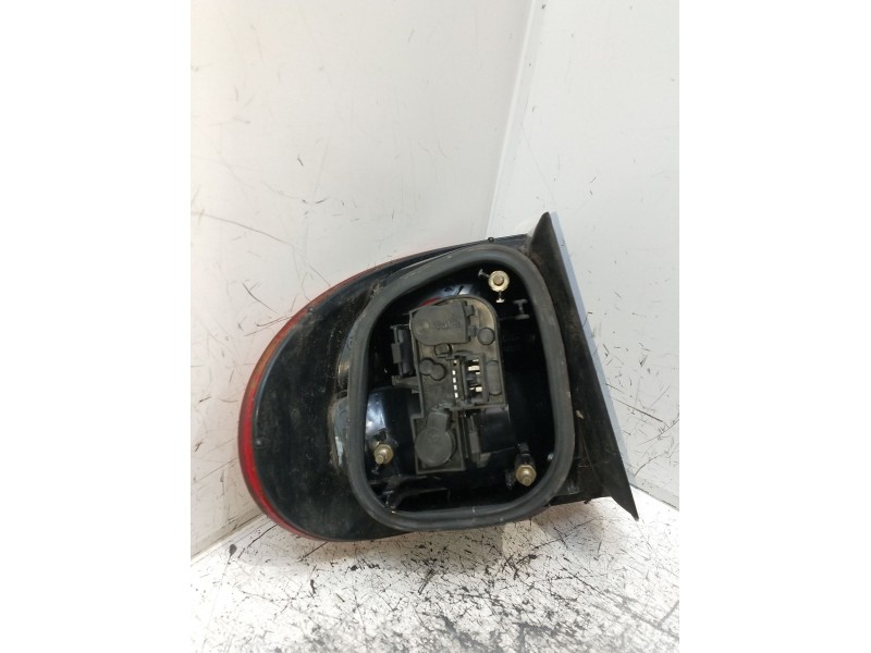 Recambio de piloto trasero derecho para renault megane i fase 2 classic (la..) referencia OEM IAM 7700428059  