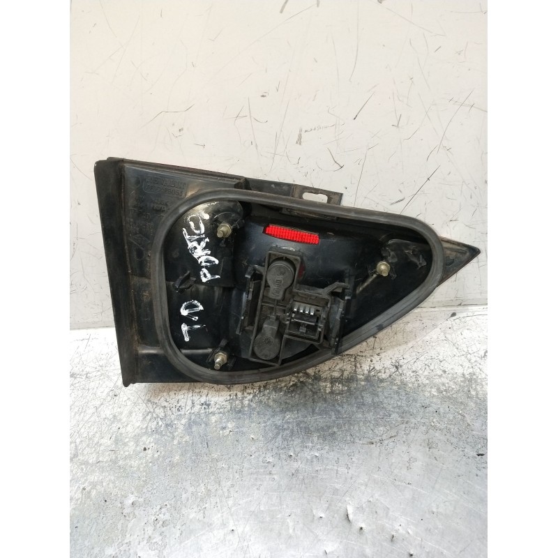 Recambio de piloto trasero derecho interior para renault megane i fase 2 classic (la..) referencia OEM IAM 7700428053  