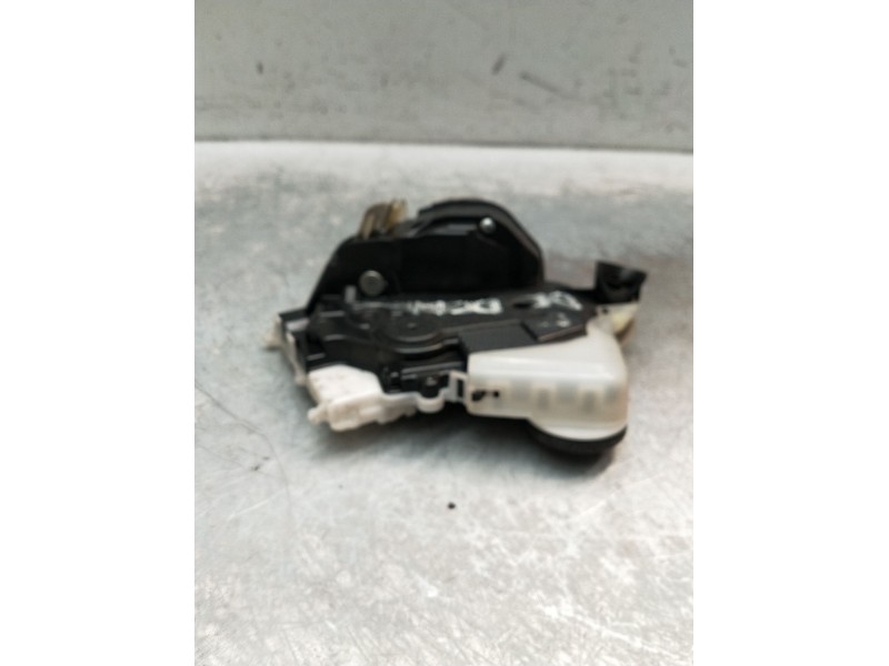 Recambio de motor cierre centralizado delantero derecho para toyota yaris live referencia OEM IAM 5p  