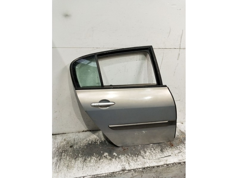 Recambio de puerta trasera derecha para renault megane ii classic berlina confort authentique referencia OEM IAM  4p 