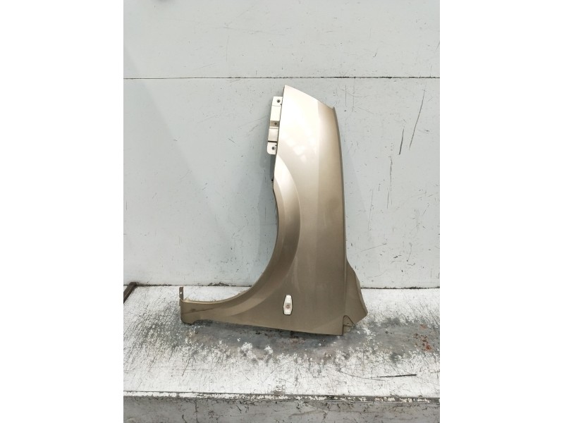 Recambio de aleta delantera izquierda para kia carens 2.0 turbodiesel cat referencia OEM IAM   