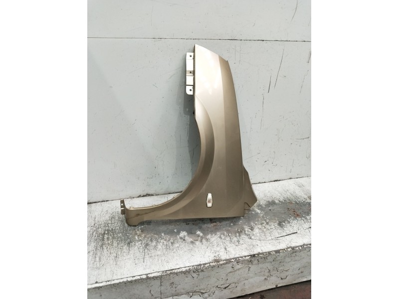 Recambio de aleta delantera izquierda para kia carens 2.0 turbodiesel cat referencia OEM IAM   