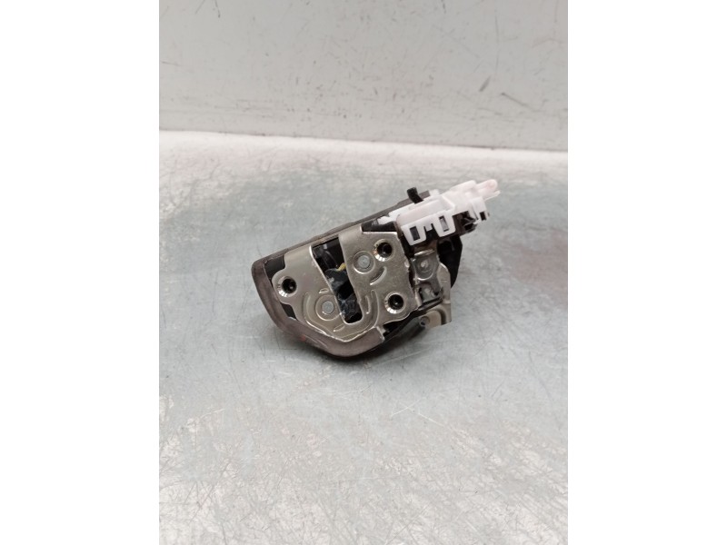 Recambio de motor cierre centralizado trasero izquierdo para toyota yaris active referencia OEM IAM  5p 