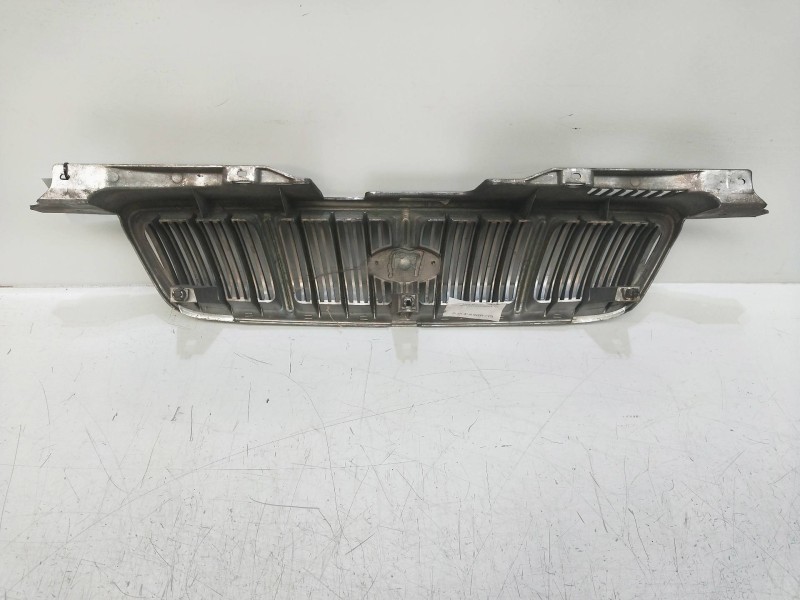 Recambio de rejilla delantera para kia carens 1.8 cat referencia OEM IAM   