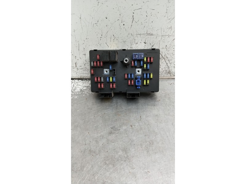 Recambio de caja reles / fusibles para opel antara cosmo 4x4 referencia OEM IAM 07116D AK62209 