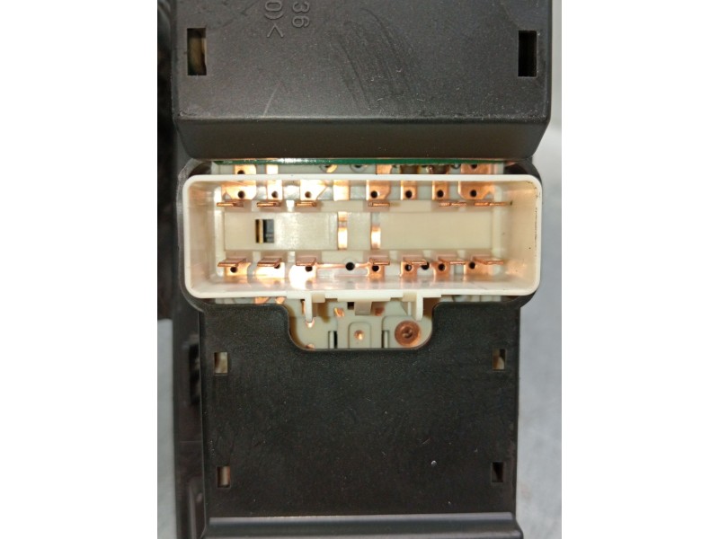 Recambio de mando elevalunas delantero izquierdo para chevrolet captiva 2.0 vcdi lt referencia OEM IAM   