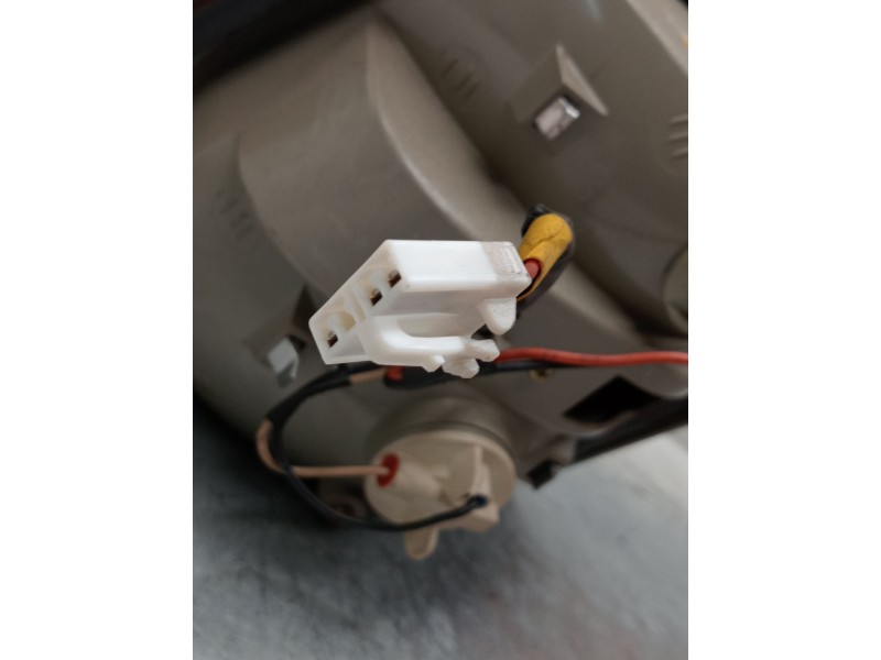 Recambio de piloto trasero izquierdo interior para kia carens 2.0 turbodiesel cat referencia OEM IAM   