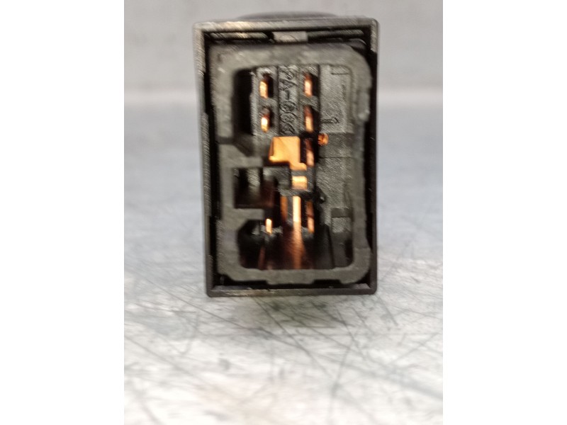 Recambio de mando elevalunas delantero derecho para kia carens 2.0 turbodiesel cat referencia OEM IAM   