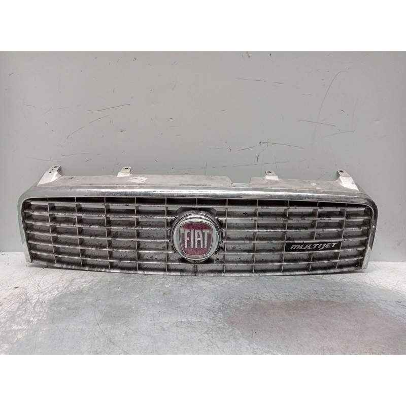 Recambio de rejilla delantera para fiat linea (323_, 110_) 1.3 d multijet (323axb11, 323axb1a) referencia OEM IAM 735388923  