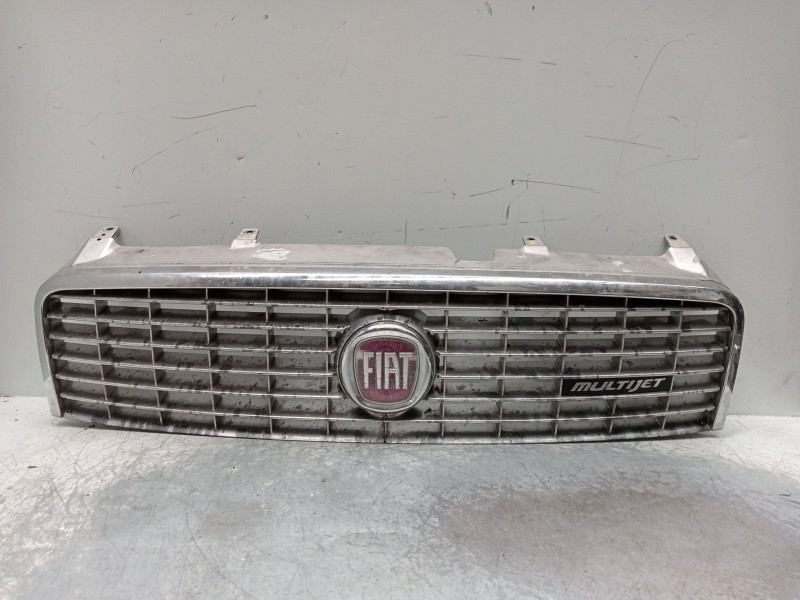 Recambio de rejilla delantera para fiat linea (323_, 110_) 1.3 d multijet (323axb11, 323axb1a) referencia OEM IAM 735388923  