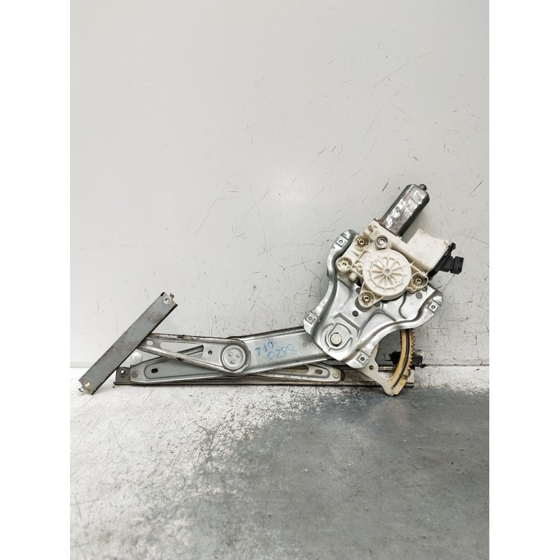 Recambio de elevalunas delantero izquierdo para toyota corolla (e12) 2.0 d-4d sol berlina referencia OEM IAM 6982002130 5P 