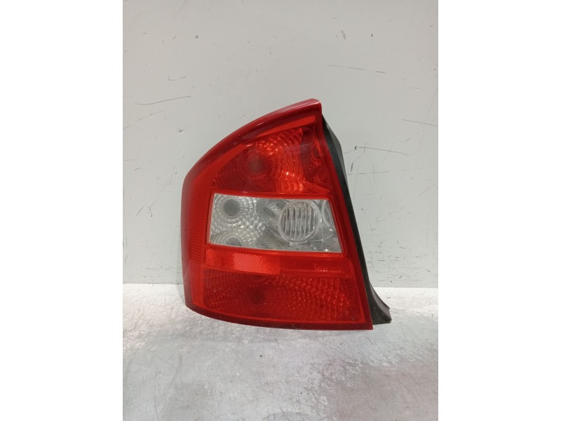 Recambio de piloto trasero izquierdo para kia cerato i sedán (ld) 1.6 referencia OEM IAM   